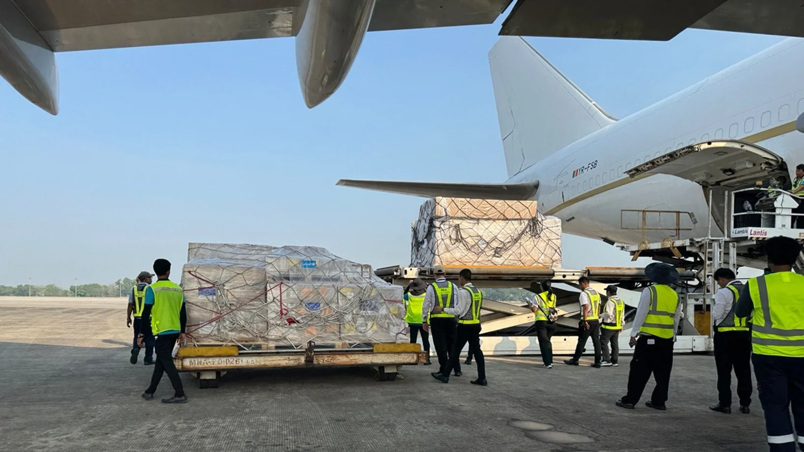 Hilfsgüter werden in Flugzeug verladen
