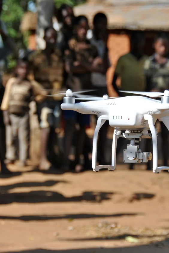 Drone davanti al gruppo di bambini
