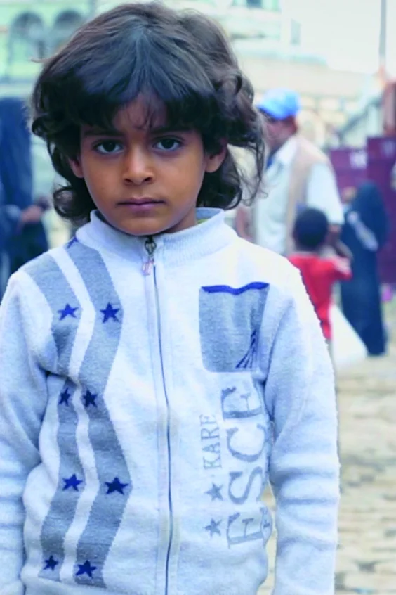 Der kleine Bub Ammar ist seit 2016 im Jemen auf der Flucht.