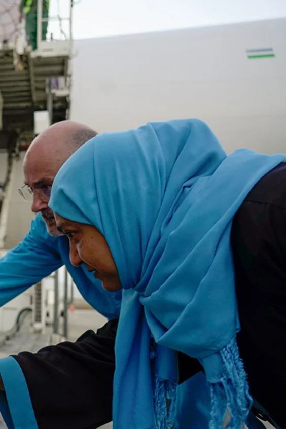 Am 22. Oktober inspizieren die UNICEF-Vertreterin in Afghanistan, Fran Equiza, und die wichtigste Gesundheitsberaterin von UNICEF Afghanistan, Fouzia Shafique, eine Lieferung von Erdbebenhilfsgütern in Kabul.